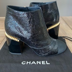 CHANEL Pearl CC patent leather booties in sz 41